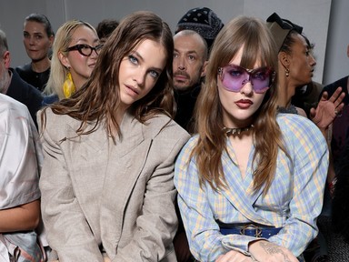 Palvin Barbi extrém magassarkú csizmával sokkolt a divathéten