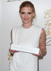 Lara Stone a díjjal