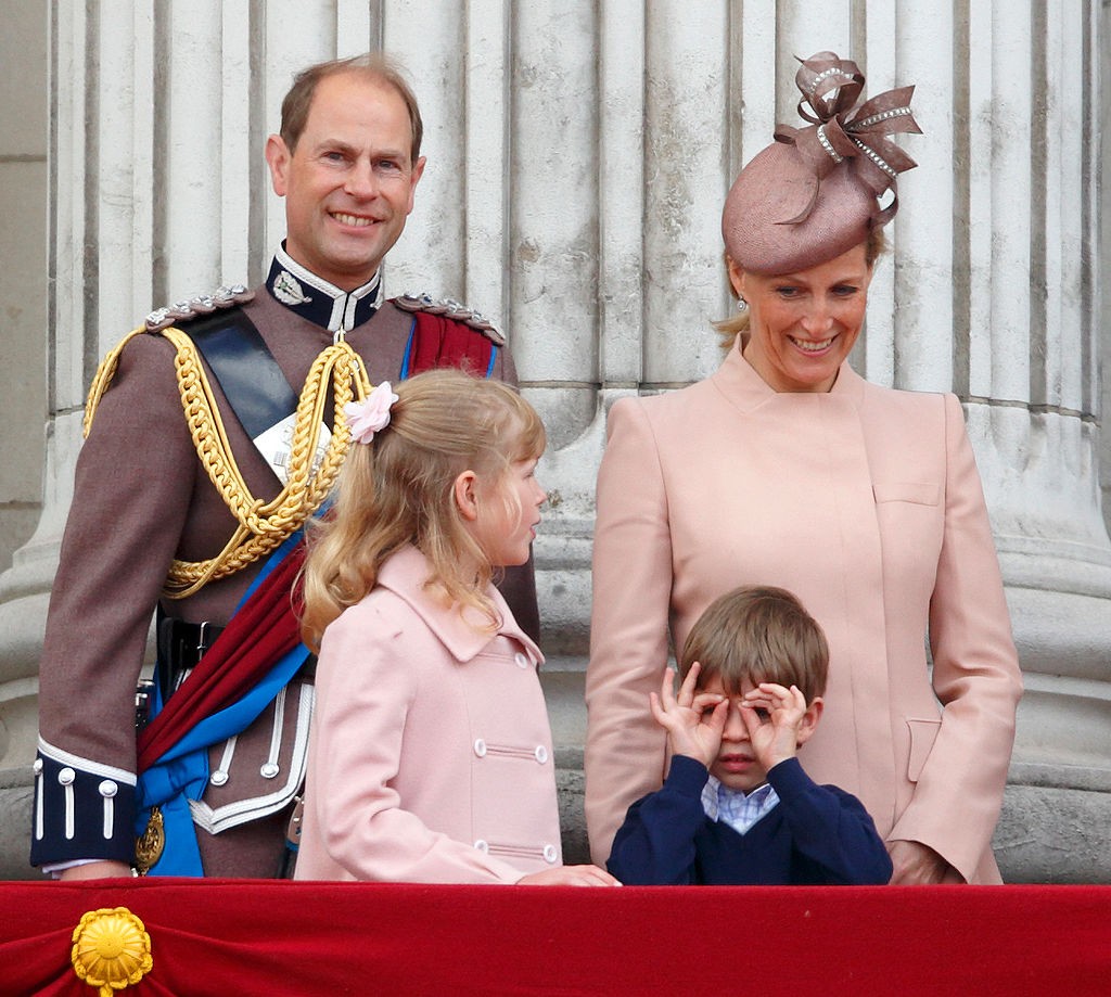 10 évvel korábban, 2013-ban az akkor ötéves Jakab ugyancsak ellopta a show-t a  Buckingham-palota erkélyén, amikor „távcsőként” használta a kezeit. 