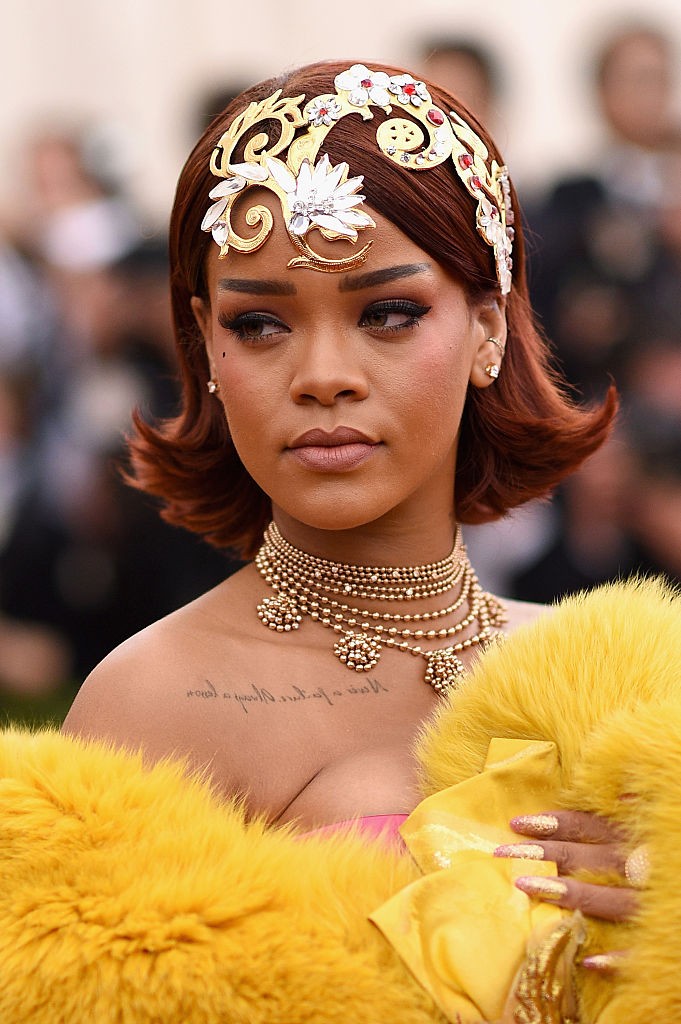 Rihanna rövid vörös hajjal a Metropolitan Művészeti Múzeumban 2015. május 4-én New Yorkban