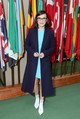 2018-ban, amikor New Yorkban az UNICEF legfiatalabb jószolgálati nagykövetévé nevezték ki, Millie Bobby Brown úgy festett, akár az uralkodói család egyik szuperelegáns tagja. Megjelenését egy kifinomult, sötétkék kabáttal és egy karakteres szemüveggel varázsolta tekintélyessé, a szigorúbb hangulatot viszont zseniálisan fellazította dögös, fehér bokacsizmájával.