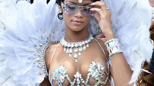 Rihanna alig takaró jelmezben karneválozik