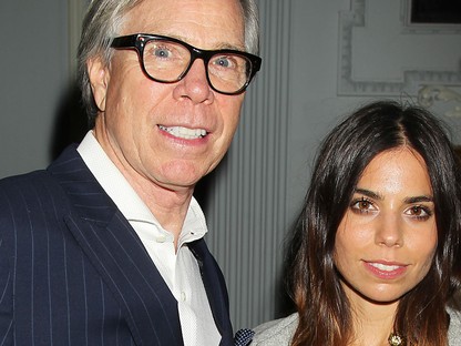 Tommy Hilfiger lánya egy kapucnis menyasszonyi ruhában ment férjhez