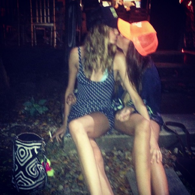 Behati Prinsloo nem csak cigizik, de lányokkal is csókolózik?!