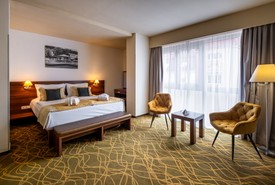 Fix áron tudsz foglalni, ráadásul az elérthetőség függvényében a szobatípusok között is te döntesz