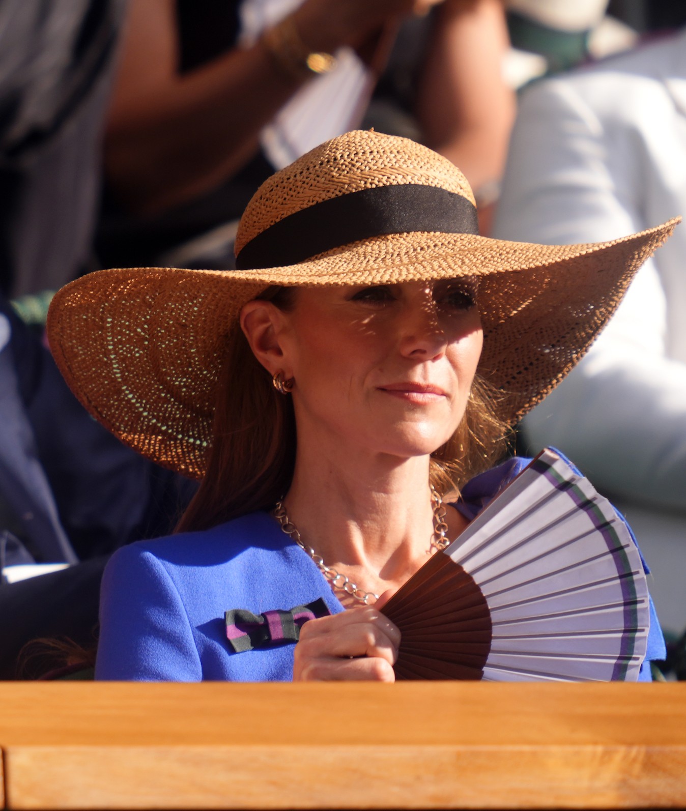 Katalin nem felejtette el irigylésre méltó L.K.Bennett szalmakalapját sem, hogy az arcát védje a londoni napsütésben.