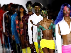 Kivillanó keblek, testhez simuló bőr és jégkrém evés – ilyenek voltak a legszexibb divatbemutatók