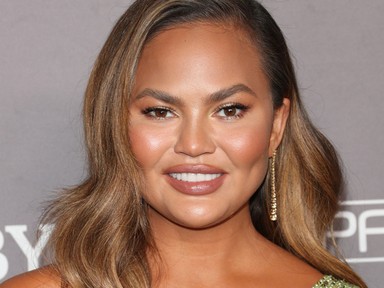 Chrissy Teigen olyan szexi lábvillantást lenyomott a vörös szőnyegen, hogy leesik az állad