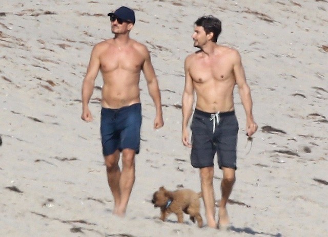 Orlando Bloom a tengerparton korzózik