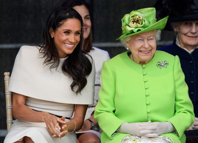 Ezért nincs Erzsébet királynő olyan közeli kapcsolatban Katalin hercegnével, mint Meghannal