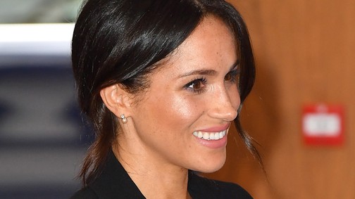 Bizarr! Meghan Markle hasonmása sétáltatta kutyusát a palota körül