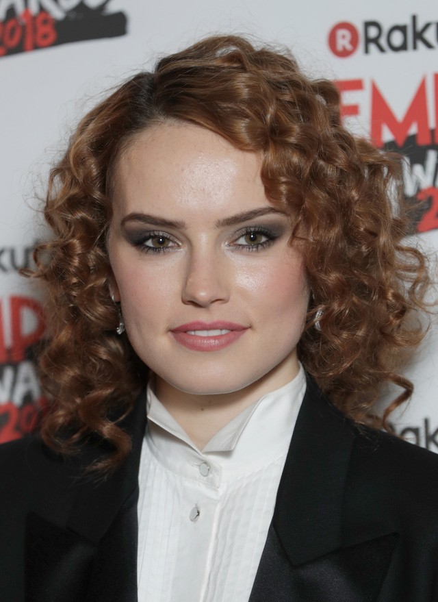 Daisy Ridley már göndören