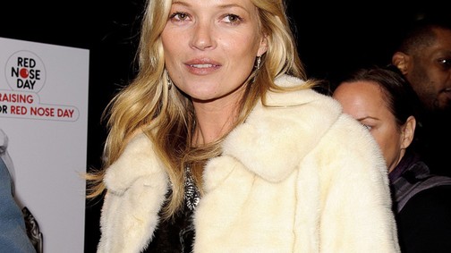 A topmodell ötven árnyalata - Kate Moss kötözős szexet olvas