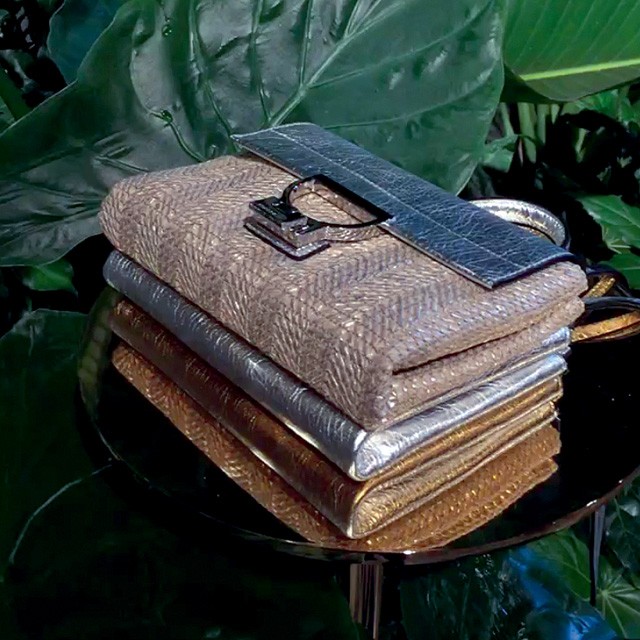 Utazás a világ körül a Coccinelle táskáival