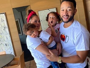 Annyira péntek van, hogy legszívesebben csak azt csinálnánk, amit Chrissy Teigen és John Legend gyerekei