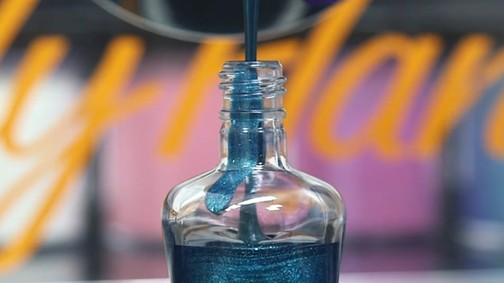 Minden lányt lenyűgözött az interneten! Így készül a körömlakk!