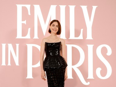 Lily Collins is bevállalta a pucérruhát: ilyen merész szettben még sosem láthattuk az Emily Párizsban színésznőjét