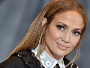 Olyan nyugtató nézni, ahogy Jennifer Lopez élőben lemossa a sminkjét és megmutatja az esti bőrápolási rutinját