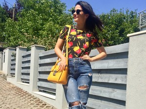 Lola az örömhír hatására vidám szettet választott mára!