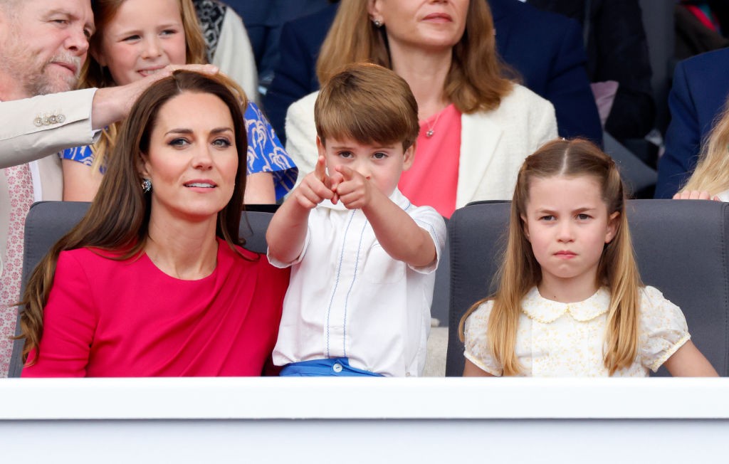 Sarolta hercegnő leszidta az akkor 4 éves öccsét, Lajos herceget - miután édesanyjuk, Katalin hercegné nehezen tudta rávenni a kis herceget, hogy viselkedjen