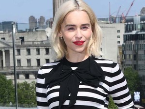 Hű! Emilia Clarke tudja, mi a sikk! Még Csubakkát is levette a lábáról!