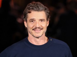 Pedro Pascal megszabadult ikonikus bajszától, hirtelen rá sem ismertünk az Oscar-gálán
