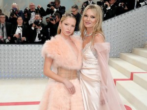 Kate Moss lánya melltartó nélkül jelent meg a Saint Laurent divatbemutatóján: átlátszó felsője semmit nem takart