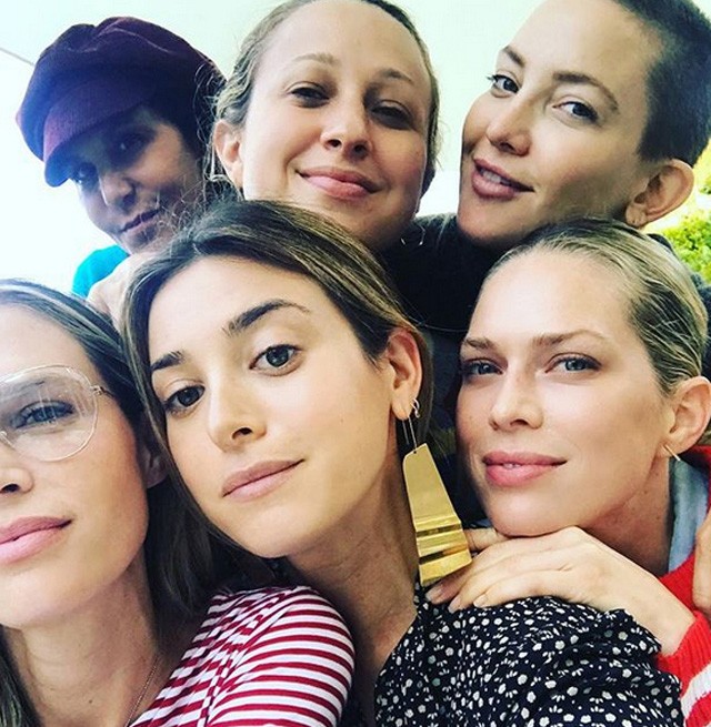 Kate Hudson megvillantotta kopasz fejét, és be kell látnunk, nem is olyan rossz