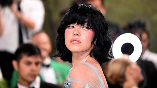 Sydney Sweeney egy szál bugyiban lépett ki az utcára, elképesztően elegánsan viselte