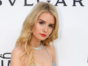 A szupermodell 19 éves testvére mellbimbó piercinget villantott a címlapon