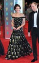 2017 - Katalin hercegné a BAFTA-díjátadón egy vállvillantós, fekete, virágmintás Alexander McQueen estélyiben vonult végig a vörös szőnyegen. 