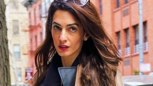 Amal Clooney bebizonyította, hogy a csíkos még mindig nem unalmas!