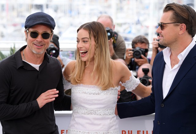 Brad Pitt, Margot Robbie és Leonardo DiCaprio