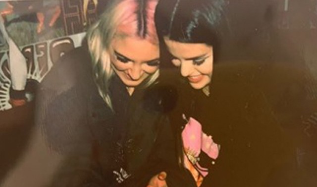 Micsoda? Selena Gomez egy nővel vált forró csókot új fotóján