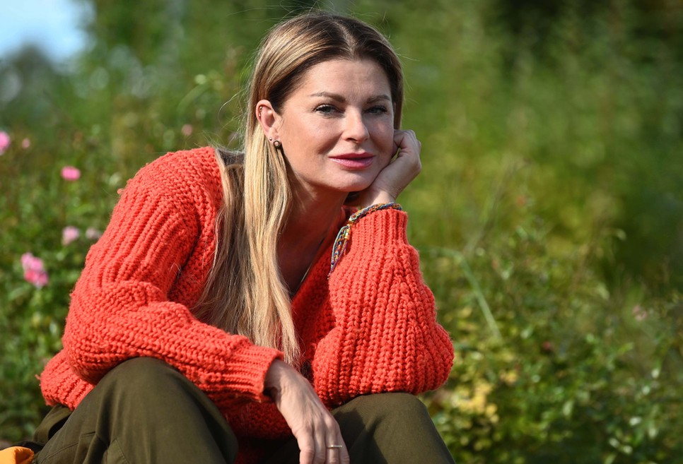 Ullmann Mónikát nem zavarja, ha kérnek tőle egy közös képet, de amikor titokban fotózzák, az előtt értetlenül áll