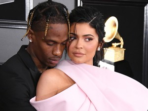 Ajajj: Kylie Jenner félrelépéssel vádolja Travis Scottot