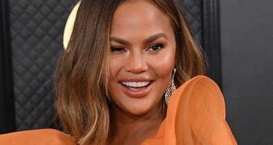Chrissy Teigen a világ legszebb ruhájában villantott