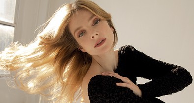 Mihalik Enikő teljesen meztelenül lépett ki az utcára, csak úgy árad belőle a felszabadultság