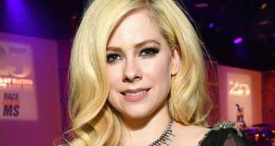 Három év hallgatás után tér vissza a 2000-es évek legvagányabb csaja