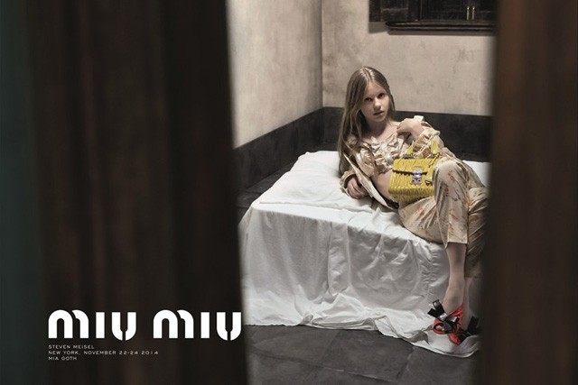 Mia Goth, mint Lolita a Miu Miu reklámjában