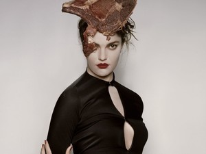 Vetkőzés disznófejjel és vérrel - Újabb szürreális divatanyag