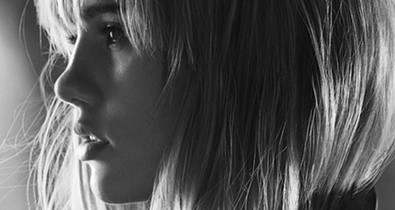 Suki Waterhouse a Burberry szenvedélyes illatának az arca