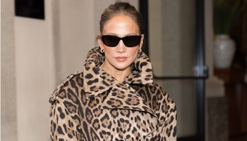 Ez tényleg ő? Szokatlan szettben pózol Jennifer Lopez, hirtelen alig ismertünk rá