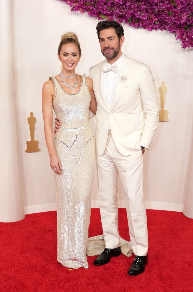 Emily Blunt és John Krasinski 2008 novemberében találkoztak először egy Los Angeles-i étteremben, és szinte azonnal érezték, hogy egymásnak teremtette őket a sors. 2009 augusztusában eljegyezték egymást, majd 2010. július 10-én házasodtak össze George Clooney Comói-tavi birtokán. Két lányuk született: Hazel 2014-ben, és Violet 2016-ban. A pár nemcsak a magánéletben, hanem a szakmában is remek párost alkot, a Hang nélkül című horrorfilmekben például együtt játszottak. A fotón a 96. Oscar-gálán láthatók 2024-ben.