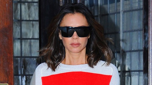 Imádjuk Victoria Beckham vagány szettjét, de egy valamit egyáltalán nem értünk benne