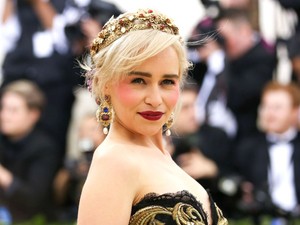Emilia Clarke templomi szobornak sminkelte magát