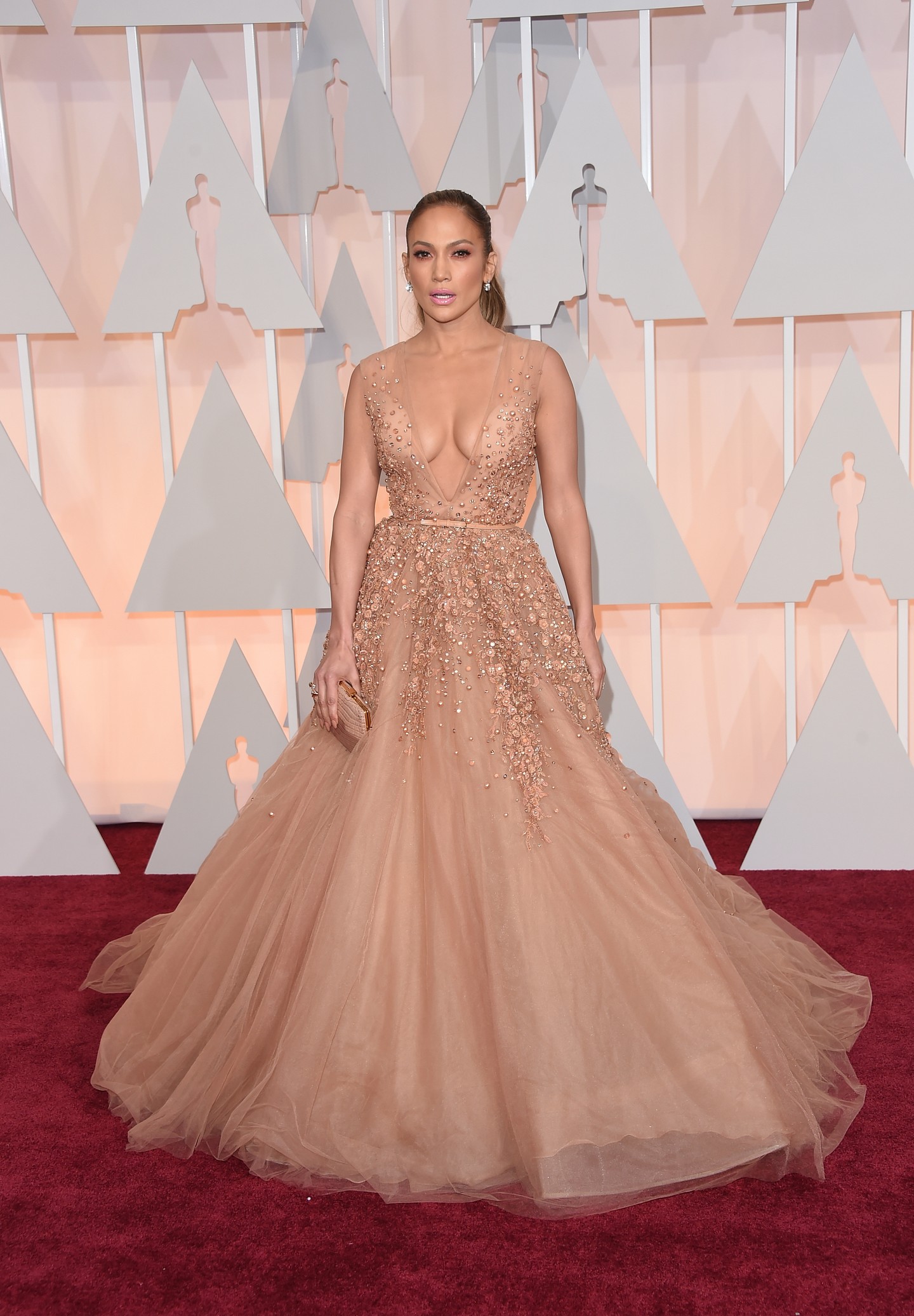 Persze Jennifer Lopez az Oscar-gálán sem szeretett volna nem önazonosan megjelenni, így tökéletes középutat talált ezzel az áttetsző, merész, ám romantikus és nagyon nőies Elie Saab tervezéssel. Mély dekoltázs, a meztelenség illúziója, A vonalú szoknya: csak a legbátrabb popkirálynők öltöztek így akkoriban. 