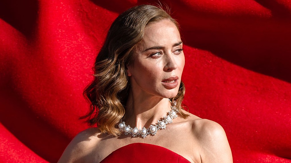 Emily Blunt álomszép meztelenruhában tündökölt
