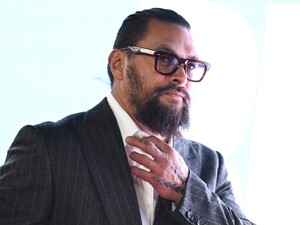 Jason Momoa a világ leglazább szettjében, pink lábkörmökkel jelent meg a Velencei Filmfesztivál vörös szőnyegén