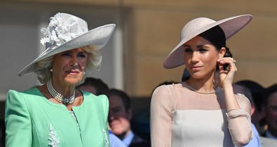 Te kinézted volna belőle? Kamilla királyné ezzel az 5 szóval reagált Harry herceg és Meghan Markle eljegyzésére